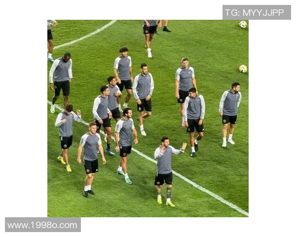 围绕足球明星成长历程与场内外影响力的深度观察与精彩解析全面展示