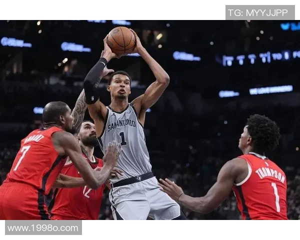 圣安东尼奥马刺队迎战强敌,季后赛前景悬念十足,谁能逆袭突围?